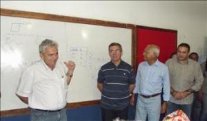 Secretário Pedro Fernandes e comitiva durante visita ao Centro de Ensino Delfino Aguiar de Azevedo